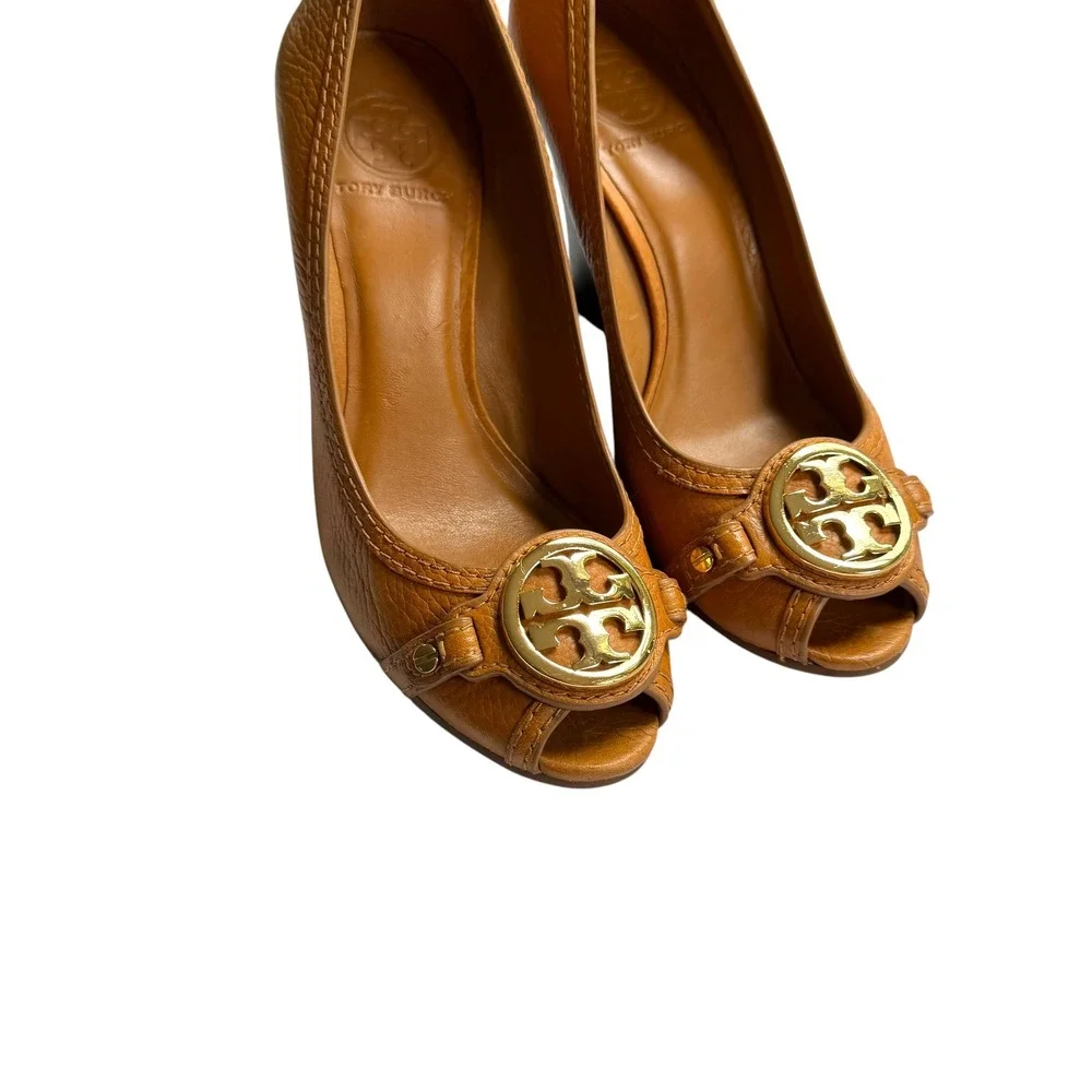 Tory Burch Sally Tan Pebbled Leather Peep Toe Wedge Pumps Gold Logo Medallion